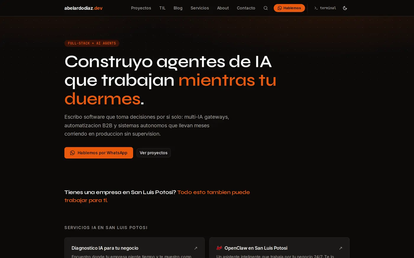 Home de abelardodiaz.dev en tema editorial (oscuro, acento naranja): titular 'Construyo agentes de IA que trabajan mientras tu duermes' con navegacion, CTA y secciones de proyectos